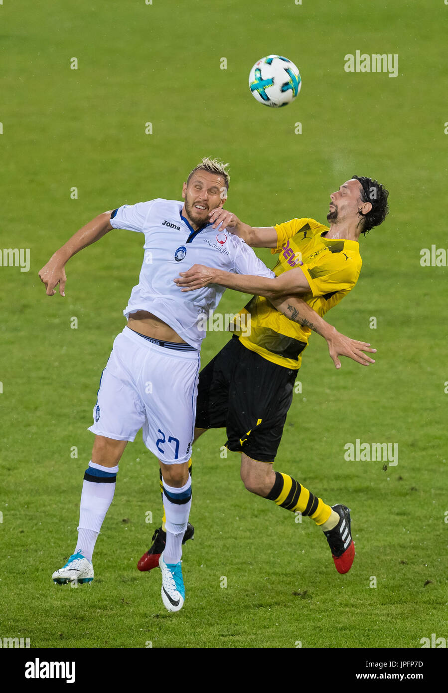 Altach, Österreich. 1. August 2017. Der Dortmunder Neven Subotic (r) und Bergamo Jasmin Kurtic wetteifern um die Kugel während der Borussia Dortmund gegen Atalanta Bergamo Testspiel in Altach, Österreich, 1. August 2017. Foto: Guido Kirchner/Dpa/Alamy Live News Stockfoto