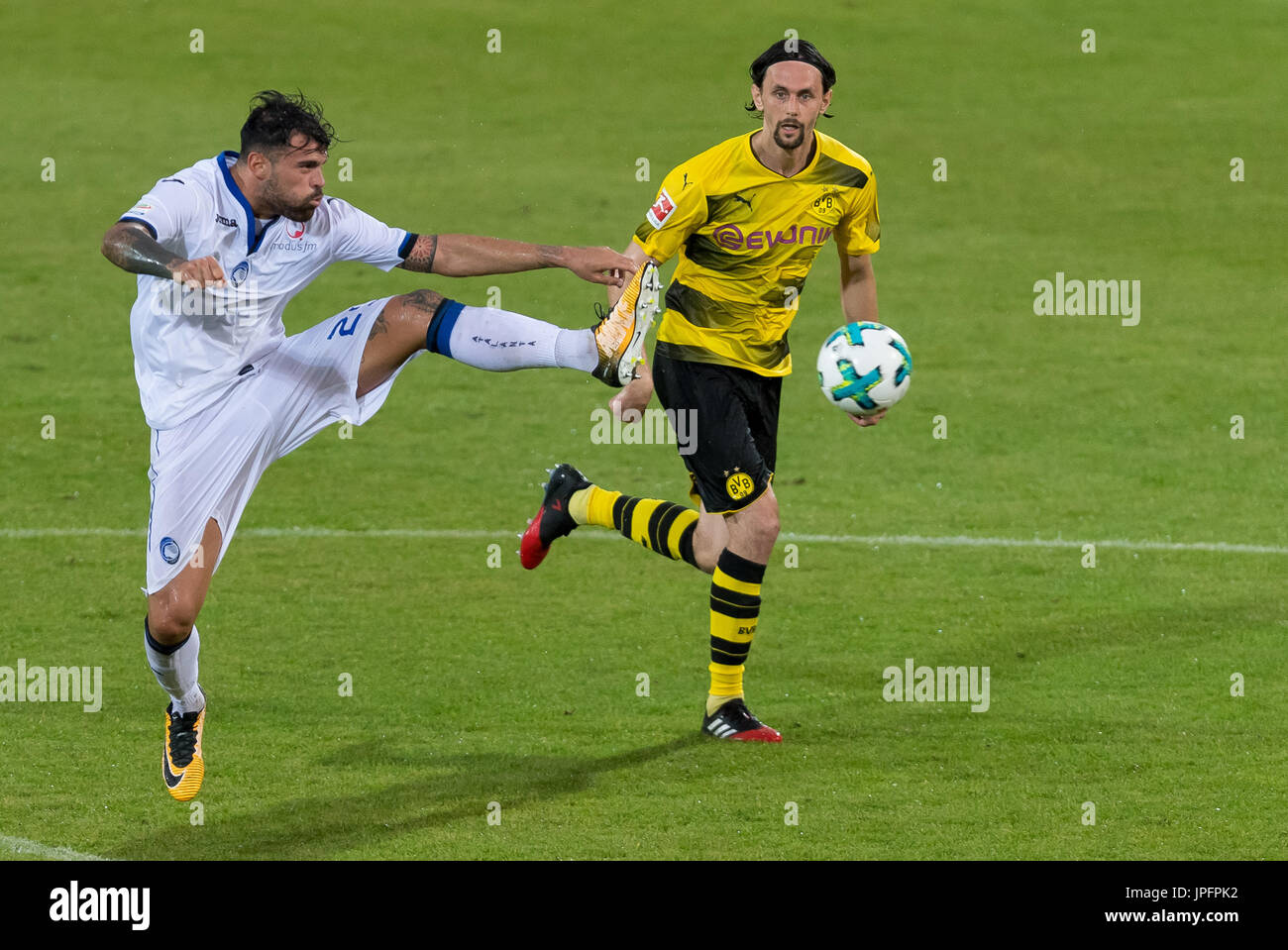 Altach, Österreich. 1. August 2017. Bergamos Andrea Petagna (L) und der Dortmunder Neven Subotic wetteifern um die Kugel während der Borussia Dortmund gegen Atalanta Bergamo Testspiel in Altach, Österreich, 1. August 2017. Foto: Guido Kirchner/Dpa/Alamy Live News Stockfoto