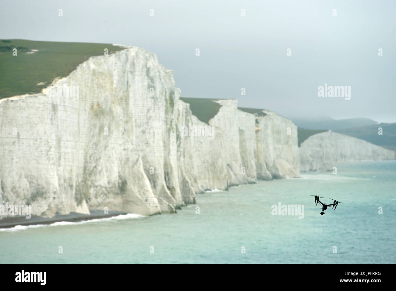 DJI-Drohne fliegen in der Nähe der berühmten Kreidefelsen der sieben Schwestern, East Sussex Stockfoto