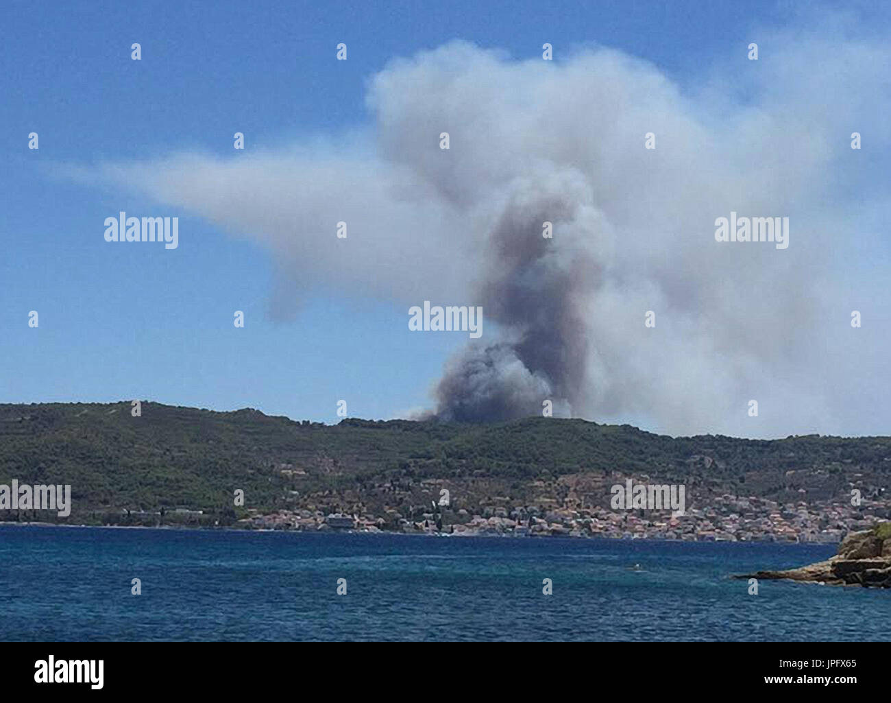 Insel des Saronischen Spetses, Griechenland. 2. August 2017. Griechenland, Mittwoch, 2. August 2017. Große Feuer brach auf der Insel Argosaronic Spetses ab Mittag am Dienstag 1. August. Große Kräfte der Feuerwehr versuchen, das Feuer zu kontrollieren. Bildnachweis: VANGELIS BOUGIOTIS/Alamy Live-Nachrichten Stockfoto