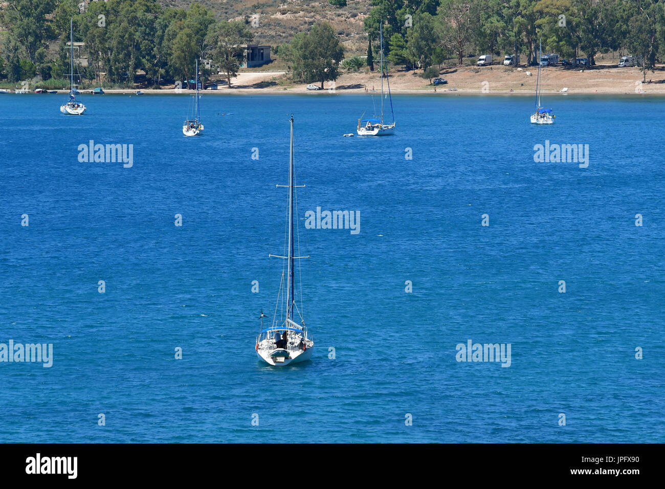 Nafplion, Griechenland. 2. August 2017. Griechenland, Nafplion, 2. August 2017. Touristen genießen Sie ihr Bad in den schönen Karathonas Strand in der Stadt Nafplio, auf dem südöstlichen Peloponnes. Bildnachweis: VANGELIS BOUGIOTIS/Alamy Live-Nachrichten Stockfoto