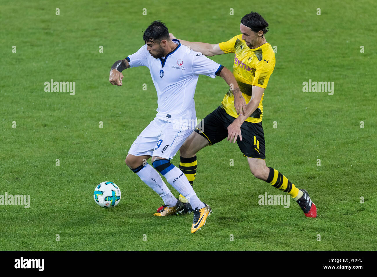 Altach, Österreich. 1. August 2017. Der Dortmunder Neven Subotic (R) und Bergamo Andrea Petagna wetteifern um die Kugel während der Borussia Dortmund gegen Atalanta Bergamo Testspiel in Altach, Österreich, 1. August 2017. Foto: Guido Kirchner/Dpa/Alamy Live News Stockfoto