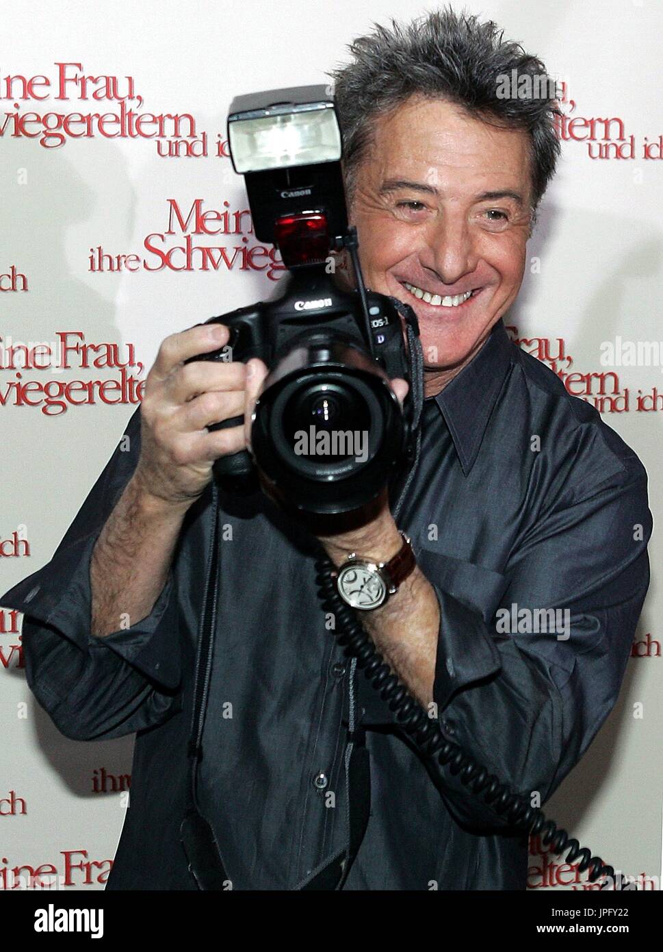 (Dpa) - US-Schauspieler Dustin Hoffman um mit der Kamera eines weiblichen Fotografen während des Telefonats Foto für den bevorstehenden Start seines Films "Meine Frau, Ihre Schwiegereltern Und Ich Narren" (Originaltitel: "Meet the Fockers") im Hotel Adlon in Berlin, Deutschland, 1. Februar 2005. | weltweite Nutzung Stockfoto
