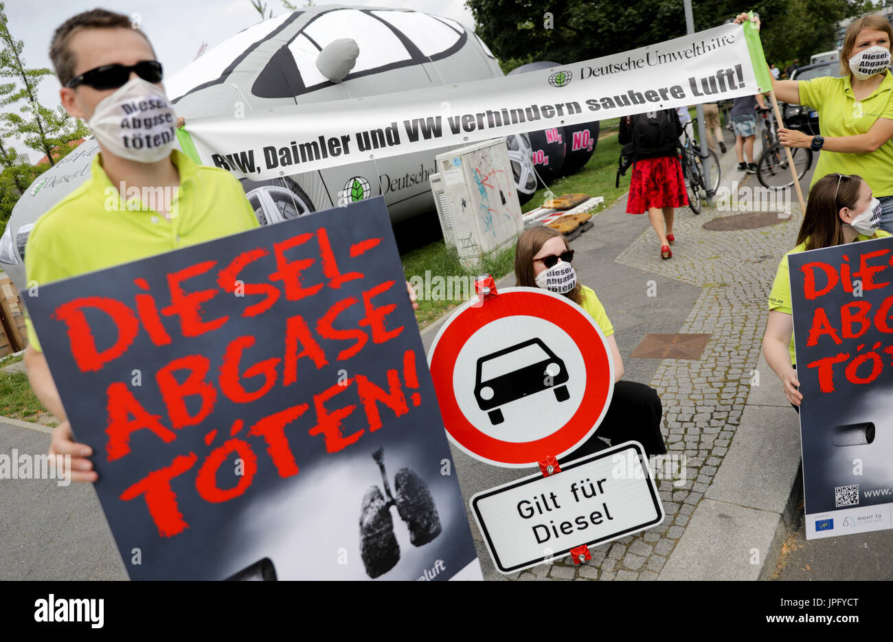 Berlin, Deutschland. 2. August 2017. Ein Demonstrator mit einem Schild mit der Aufschrift "Kill Dieselemissionen" Proteste "Diesel-Gipfel", die im Bundesverkehrsministerium in Berlin, Deutschland, 2. August 2017 stattfinden soll. Foto: Kay Nietfeld/Dpa/Alamy Live News Stockfoto