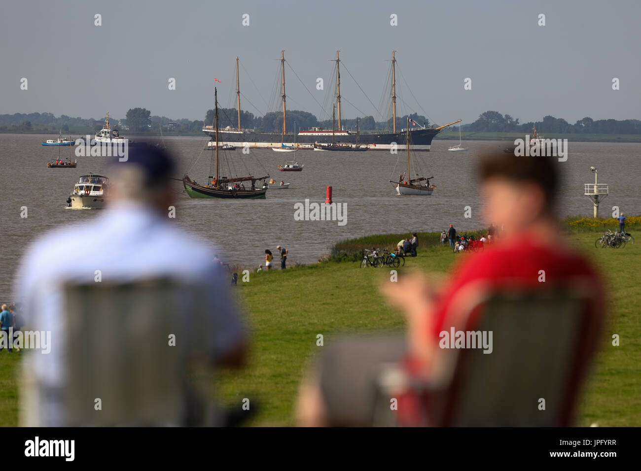 Das "Peking" Museum Schiff geschleppt durch zwei Schlepper an der Elbe, wo es den Stor-Fluss in der Nähe von Wewelsfleth, Deutschland, 2. August 2017 trifft. Der historische Frachter wird mit Hilfe von zwei Schleppern der Peters-Werften in Wewelsfleth wiederhergestellt werden, bevor es seine früheren Heimathafen in Hamburg wieder abgeschleppt werden. Die historische vier-Mast-Barge "Peking" startete am 20. September 1911 von der Hamburger Werft Blohm + Voss. Foto: Christian Charisius/dpa Stockfoto