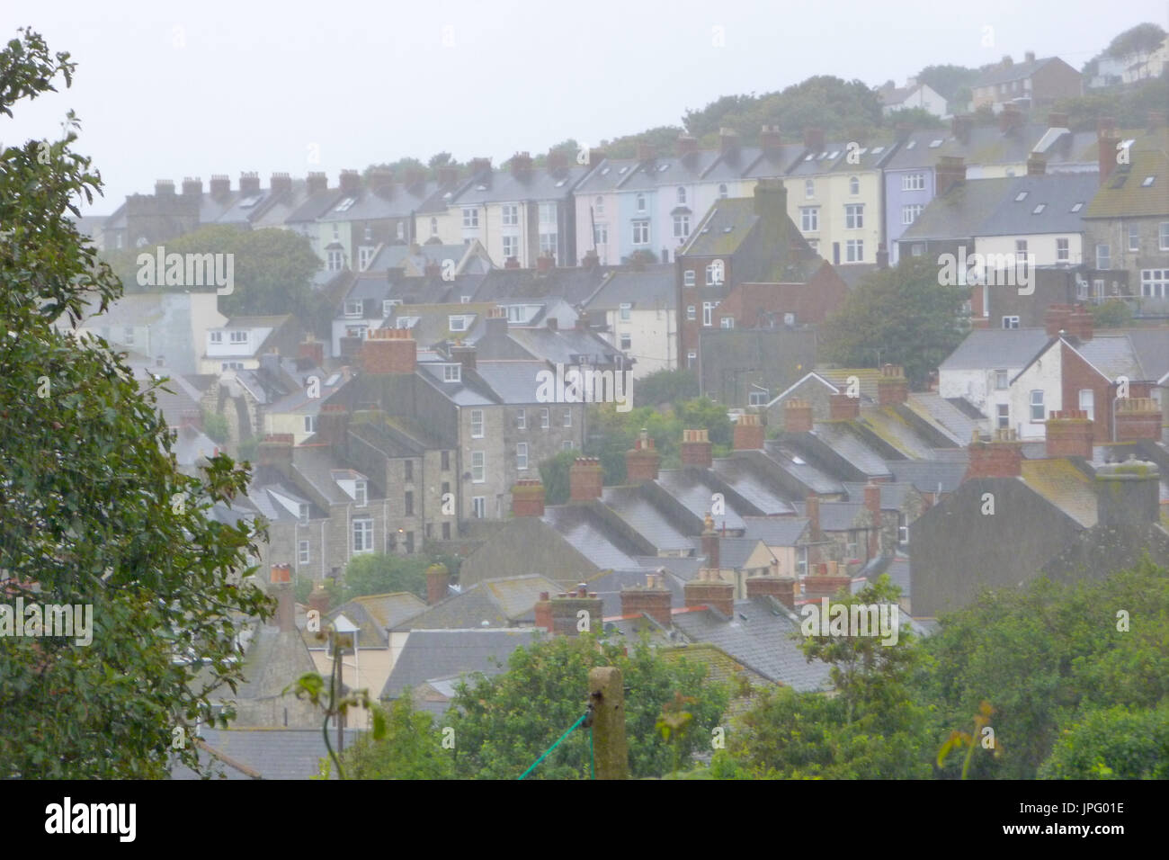 Wren, Isle of Portland, Vereinigtes Königreich. 2. August 2017. Eine Show, versuchen, ein Paares ein neues Zuhause am Meer zu finden galt Dreharbeiten in Starkregen im südlichsten, heute Morgen - Regen peitschte Wren, wo die Dreharbeiten heute stattfand. Bildnachweis: Stuart Fretwell/Alamy Live-Nachrichten Stockfoto