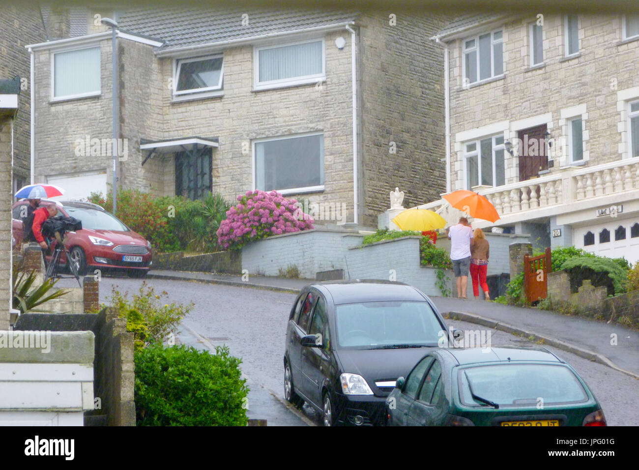Wren, Isle of Portland, Vereinigtes Königreich. 2. August 2017. Dreharbeiten in Starkregen im südlichsten, heute Morgen eine Show, versuchen, ein Paares ein neues Zuhause am Meer zu finden galt. Die entsprechende Eigenschaft hat uneingeschränkten Blick auf das Meer, aber ich bezweifle heute sehen könnte! Wie stellen Sie irgendwelche Pläne in diesem wechselhaften Sommer? Bildnachweis: Stuart Fretwell/Alamy Live-Nachrichten Stockfoto