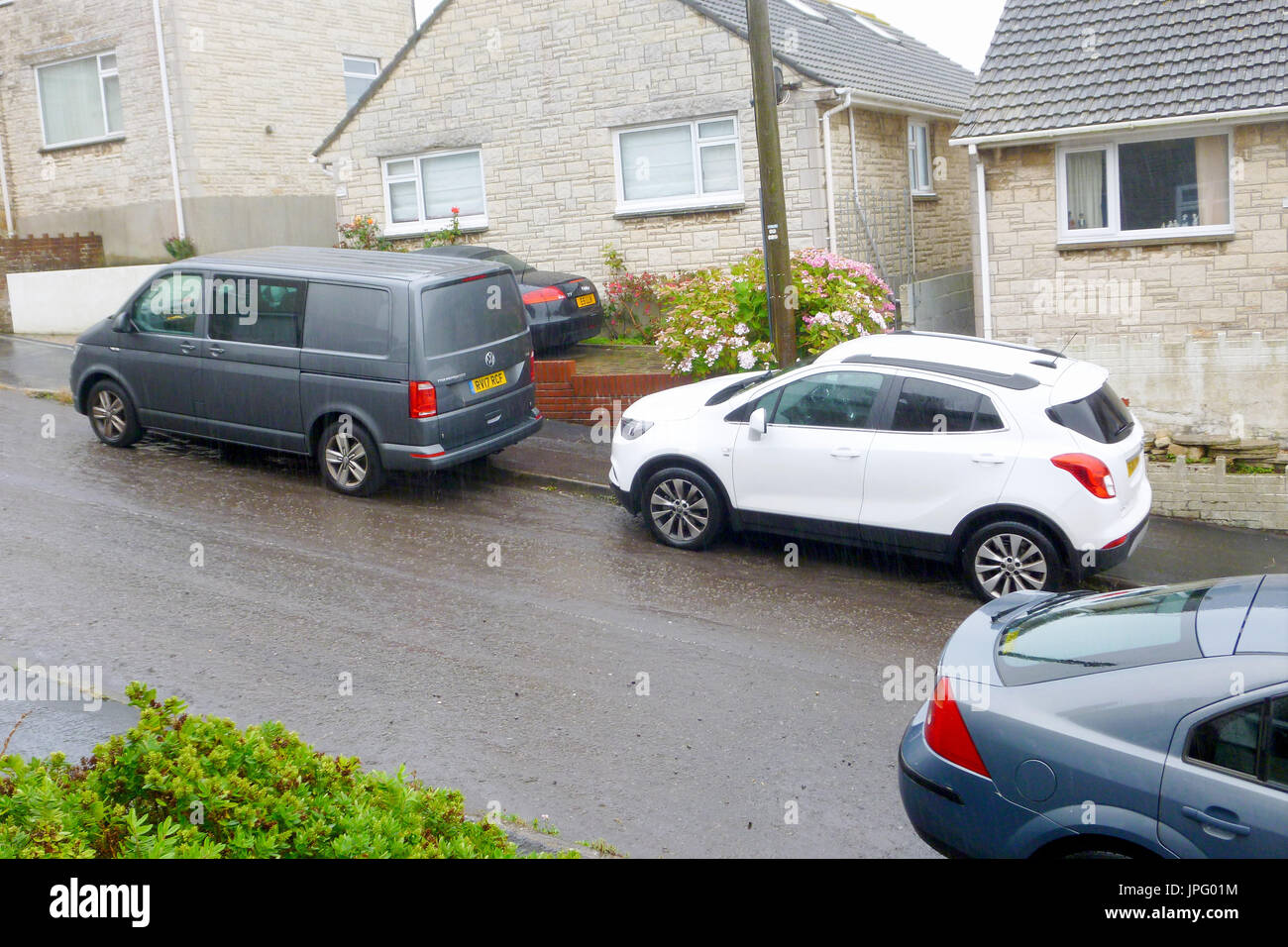 Fortuneswell, Isle of Portland, Großbritannien. 2. August 2017. Eine Show, die versuchen, ein Paar ein neues Haus am Meer gesehen wurde, Dreharbeiten in strömendem Regen im Fortuneswell, heute Morgen zu finden. Serienfahrzeuge verpackt die Straße Credit: stuart Hartmut Ost/Alamy leben Nachrichten Stockfoto
