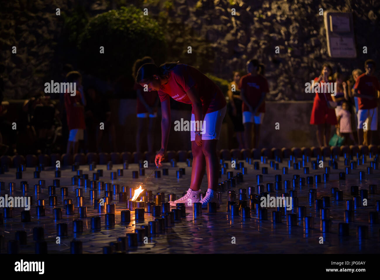 Praiano, Salerno, Italien. 1. August 2017. Eine Mädchen zündet die erste Kerze des Festival of Lights auf der Majolika-Terrasse. Bildnachweis: Piero Castellano/Alamy Live-Nachrichten Stockfoto