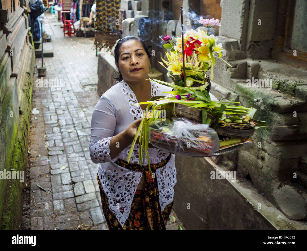 2. August 2017 - Ubud, Bali, Indonesien - geht eine Frau in Ubud zu '' Kaufleute ' Day'' Zeremonie bei der Pura (Tempel) Melanting Pasar Ubud, der kleine Hindu-Tempel in Ubud Markt. Es ist ein Tag, den Kaufleute in Ubud kommen Sie zum Tempel zu Opfern und beten für Wohlstand. (Kredit-Bild: © Jack Kurtz über ZUMA Draht) Stockfoto