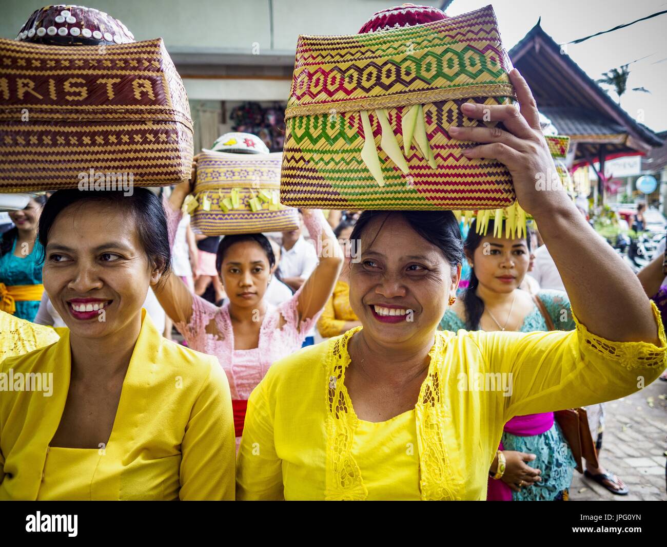 2. August 2017 - Ubud, Bali, Indonesien - Frauen warten, um in den Tempel zu gehen, während der 'Händler ' Day'' Zeremonie bei der Pura (Tempel) Melanting Pasar Ubud, der kleine Hindu-Tempel in der Ubud Markt. Es ist ein Tag, den Kaufleute in Ubud kommen Sie zum Tempel zu Opfern und beten für Wohlstand. (Kredit-Bild: © Jack Kurtz über ZUMA Draht) Stockfoto