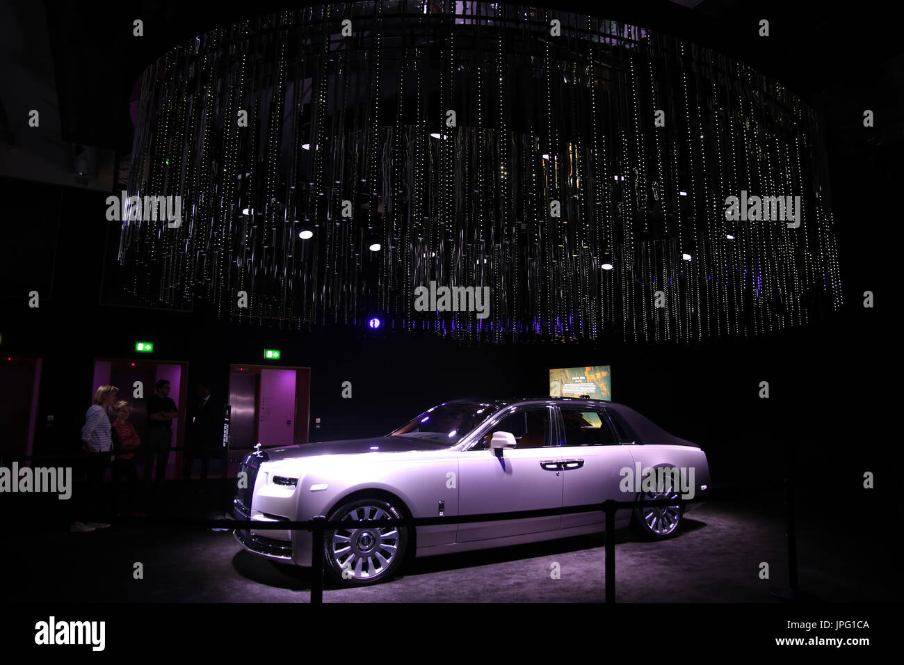 London, UK. 2. August 2017. Bonham von London statt der acht großen Phantome ein Rolls-Royce Exhibition.Rolls-Royce begann mit der Produktion der Phantom ich im Jahr 1925. Das Auto wurde in größter Geheimhaltung entwickelt, mit dem Projekt mit dem Codenamen östlichen Armoured Car. Diese vorgeschlagenen Rolls-Royce war darauf bedacht, die Art von Militärfahrzeugen verwendet im ersten Weltkrieg produziert, am berühmtesten von Lawrence von Arabien das neue Phantom unter den Features gibt es wi-Fi, Tempomat, Fußgänger Warnung-Panoramablick und Helikopterblick Credit: Paul Quezada-Neiman/Alamy Live News Stockfoto
