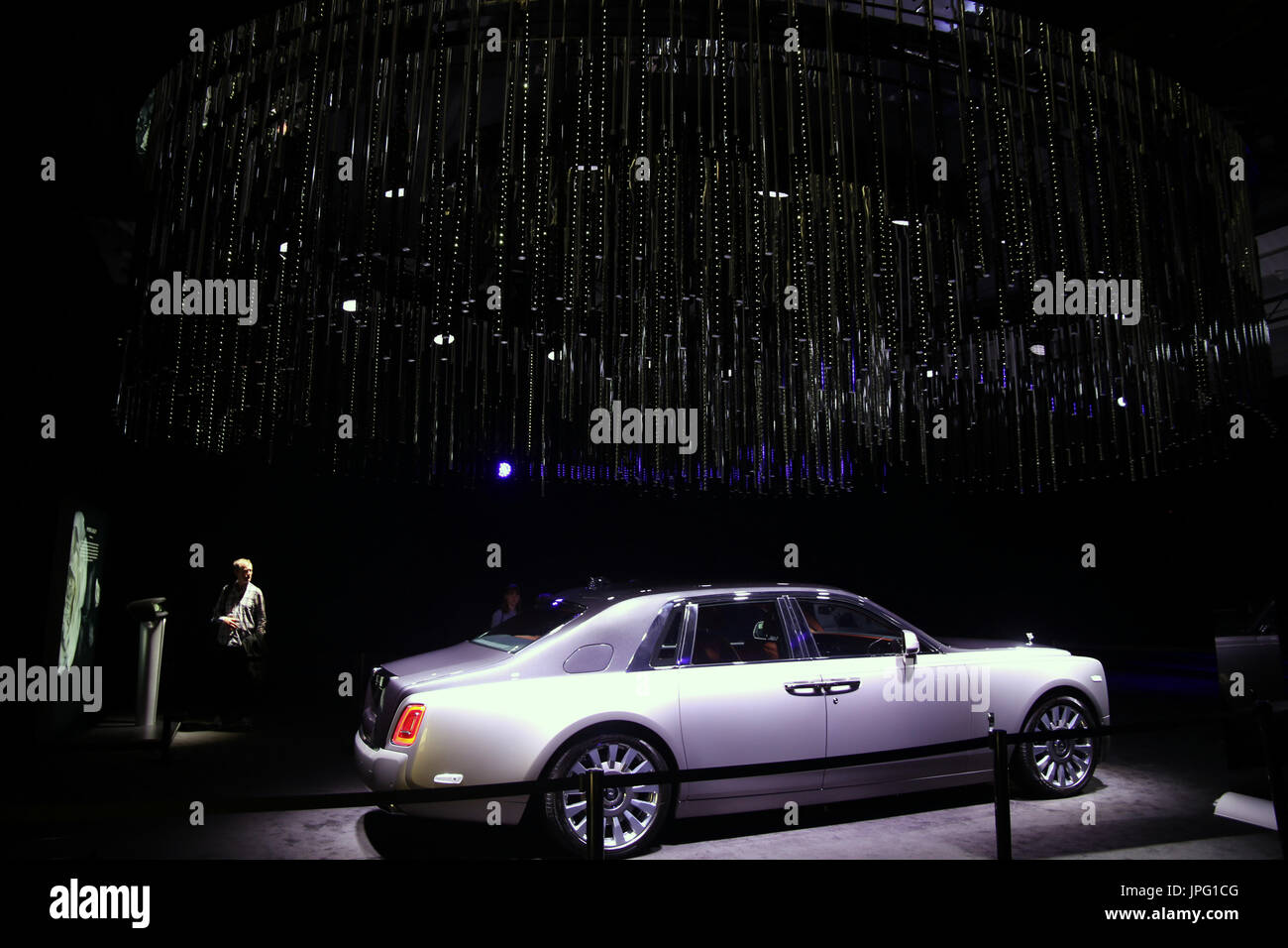 London, UK. 2. August 2017. Bonham von London statt der acht großen Phantome ein Rolls-Royce Exhibition.Rolls-Royce begann mit der Produktion der Phantom ich im Jahr 1925. Das Auto wurde in größter Geheimhaltung entwickelt, mit dem Projekt mit dem Codenamen östlichen Armoured Car. Diese vorgeschlagenen Rolls-Royce war darauf bedacht, die Art von Militärfahrzeugen verwendet im ersten Weltkrieg produziert, am berühmtesten von Lawrence von Arabien das neue Phantom unter den Features gibt es wi-Fi, Tempomat, Fußgänger Warnung-Panoramablick und Helikopterblick Credit: Paul Quezada-Neiman/Alamy Live News Stockfoto