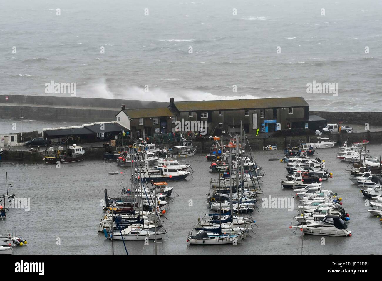 Lyme Regis, Dorset, UK. 2. August 2017. Großbritannien Wetter. Raue See Absturz gegen den Cobb-Hafen im Badeort von Lyme Regis in Dorset an einem Tag nass und verunsichert. Bildnachweis: Graham Hunt/Alamy Live-Nachrichten Stockfoto