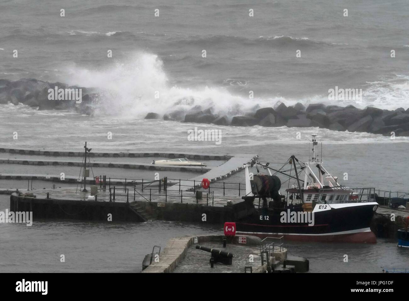 Lyme Regis, Dorset, UK. 2. August 2017. Großbritannien Wetter. Raue See Absturz gegen den Cobb-Hafen im Badeort von Lyme Regis in Dorset an einem Tag nass und verunsichert. Bildnachweis: Graham Hunt/Alamy Live-Nachrichten Stockfoto