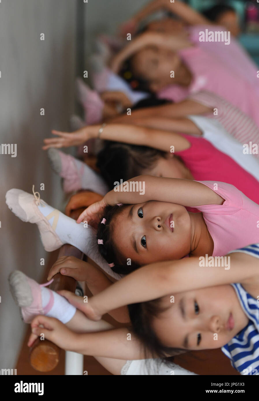 (170802)--HEFEI, 2. August 2017 (Xinhua)--Kinder Praxis Bein Einpressen Shucheng County, der ostchinesischen Provinz Anhui, 2. August 2017. Tanz-Hobby Li Ying einrichten "Feiyang Dance Centre" vor 10 Jahren, um Kindern zu helfen, die lieben Tanz in Shucheng, ihre Träume zu verwirklichen. (Xinhua/Tao Ming) (Lxx) Stockfoto