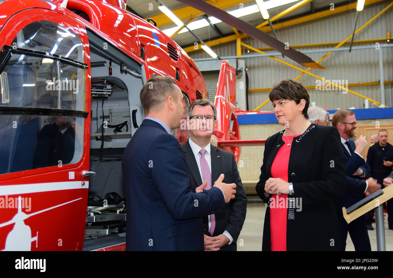 Lisburn, Nordirland, Vereinigtes Königreich. 2. August 2017. DUP Politiker Sir Jeffrey Donaldson mit Party Leader Arlene Foster Teilnahme an der Einführung des ersten Nordirland Air Ambulance Service. Lisburn, Nordirland, Vereinigtes Königreich - 2. August 2017 Credit: Mark Winter/Alamy Live-Nachrichten Stockfoto