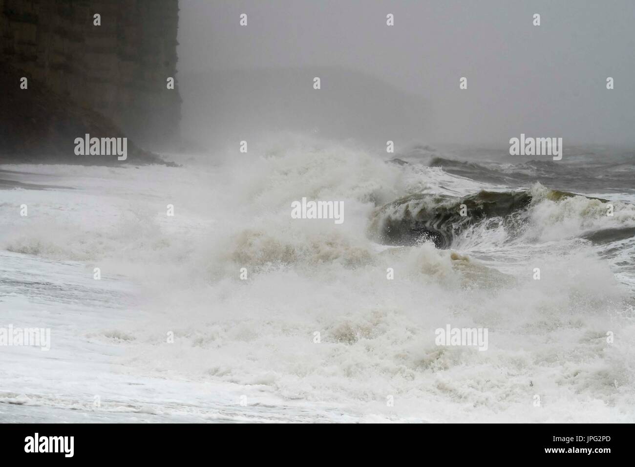 West Bay, Dorset, UK. 2. August 2017.  Großbritannien Wetter.  Stürmischer See gepeitscht bis durch starke Winde Absturz an Land auf East Beach im Badeort von West Bay in Dorset an einem Tag nass und verunsichert.  Bildnachweis: Graham Hunt/Alamy Live-Nachrichten Stockfoto