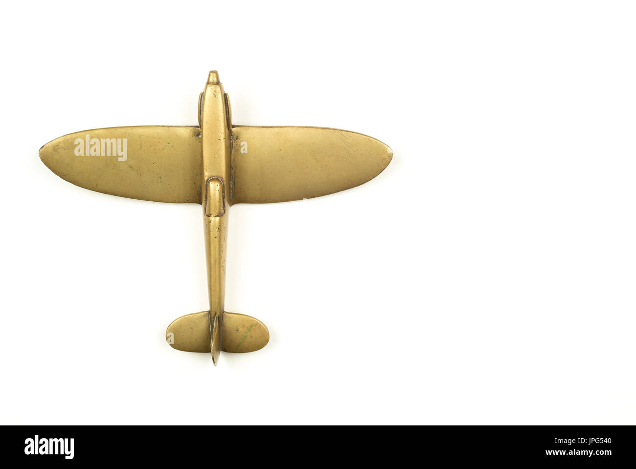 Jahrgang 1940 s Messing Spielzeug Flugzeug auf weißem Hintergrund Stockfoto