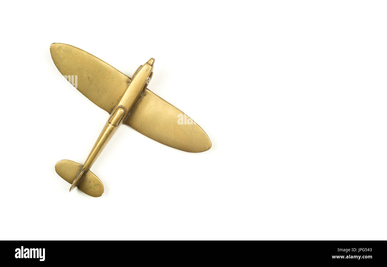 Jahrgang 1940 s Messing Spielzeug Flugzeug auf weißem Hintergrund Stockfoto
