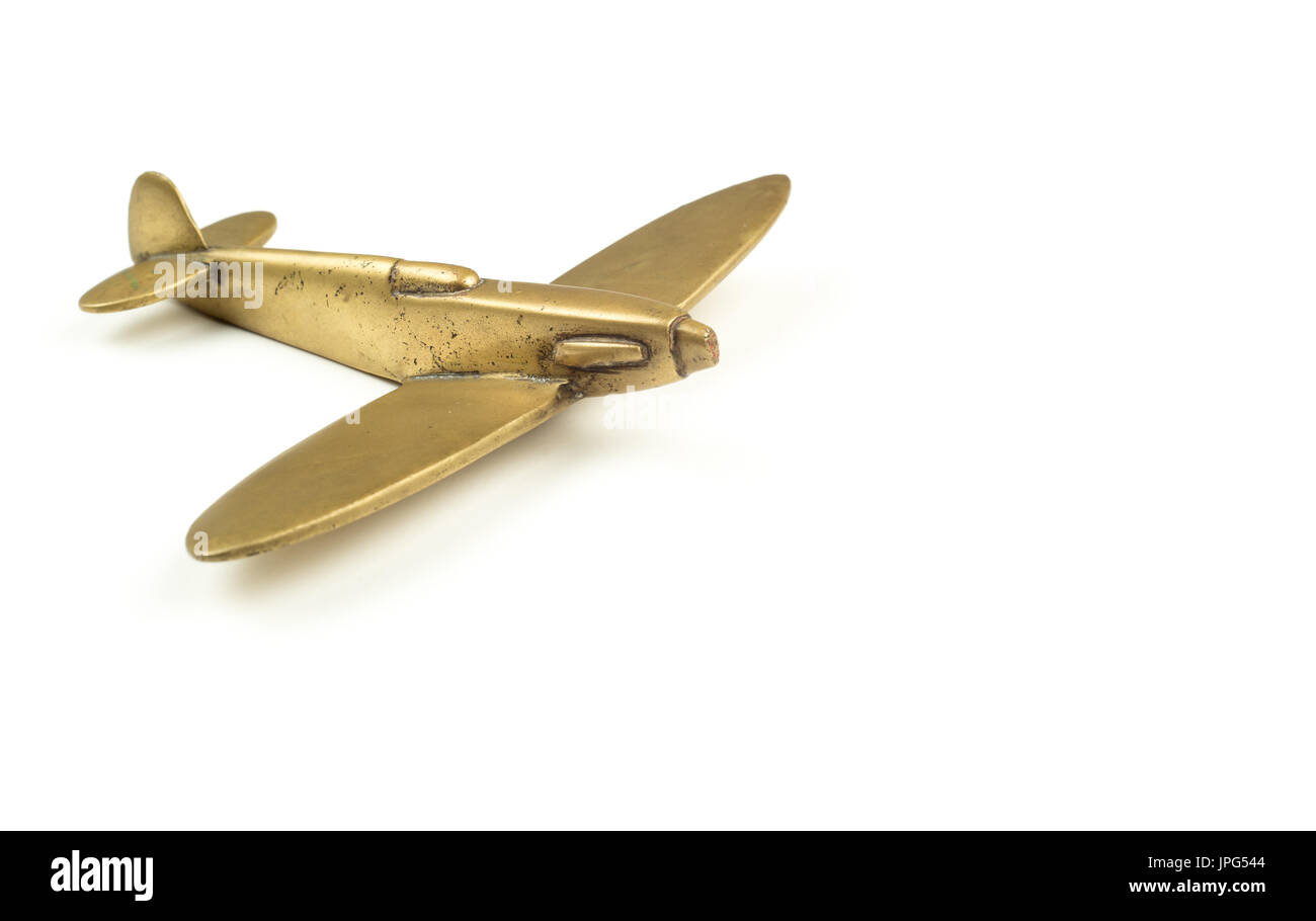 Jahrgang 1940 s Messing Spielzeug Flugzeug auf weißem Hintergrund Stockfoto