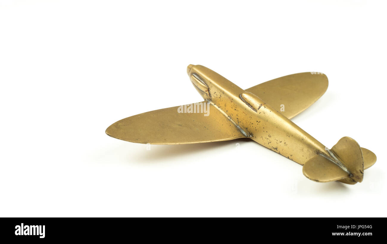 Jahrgang 1940 s Messing Spielzeug Flugzeug auf weißem Hintergrund Stockfoto