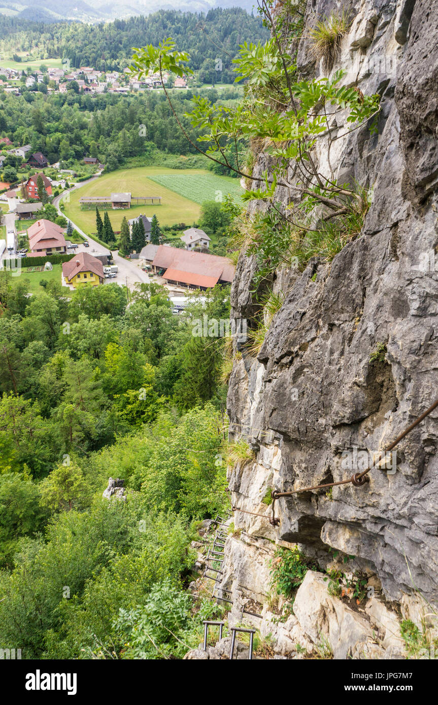 Klettern auf Stahl, die Balken zum Grmada-Gipfel, in der Nähe von Smarna Gora, beliebte von Ljubljana Wanderung. Stockfoto