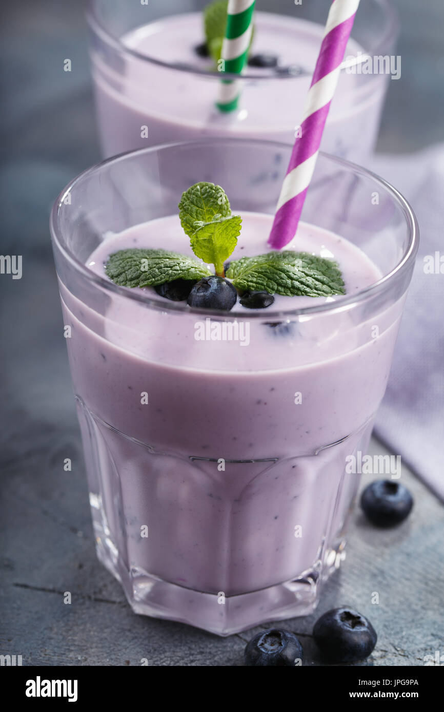 Glas Joghurt mit Beeren, Blaubeeren und Minze, close-up Stockfoto