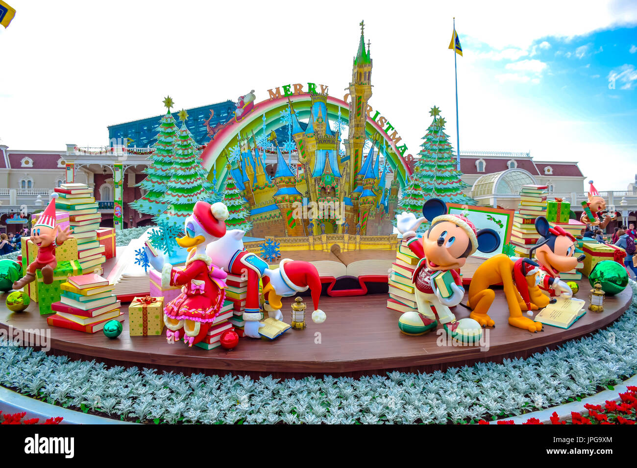 CHIBA, JAPAN: Micky Maus und Freunde Weihnachten Dekoration am Eingang von Tokyo Disneyland Stockfoto