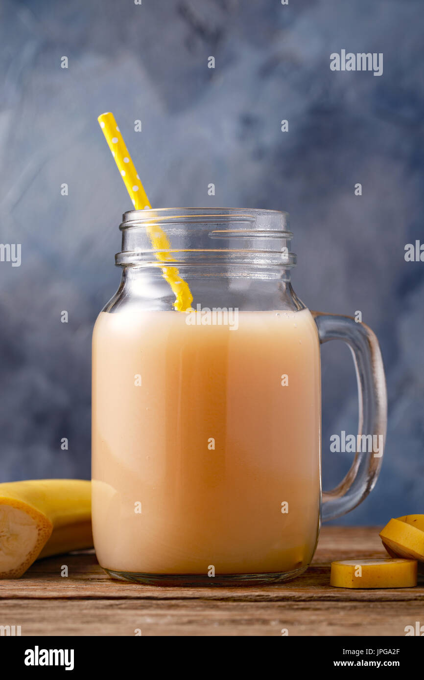 Smoothies aus Ananas und Banane im Weckglas, Nahaufnahme Stockfoto