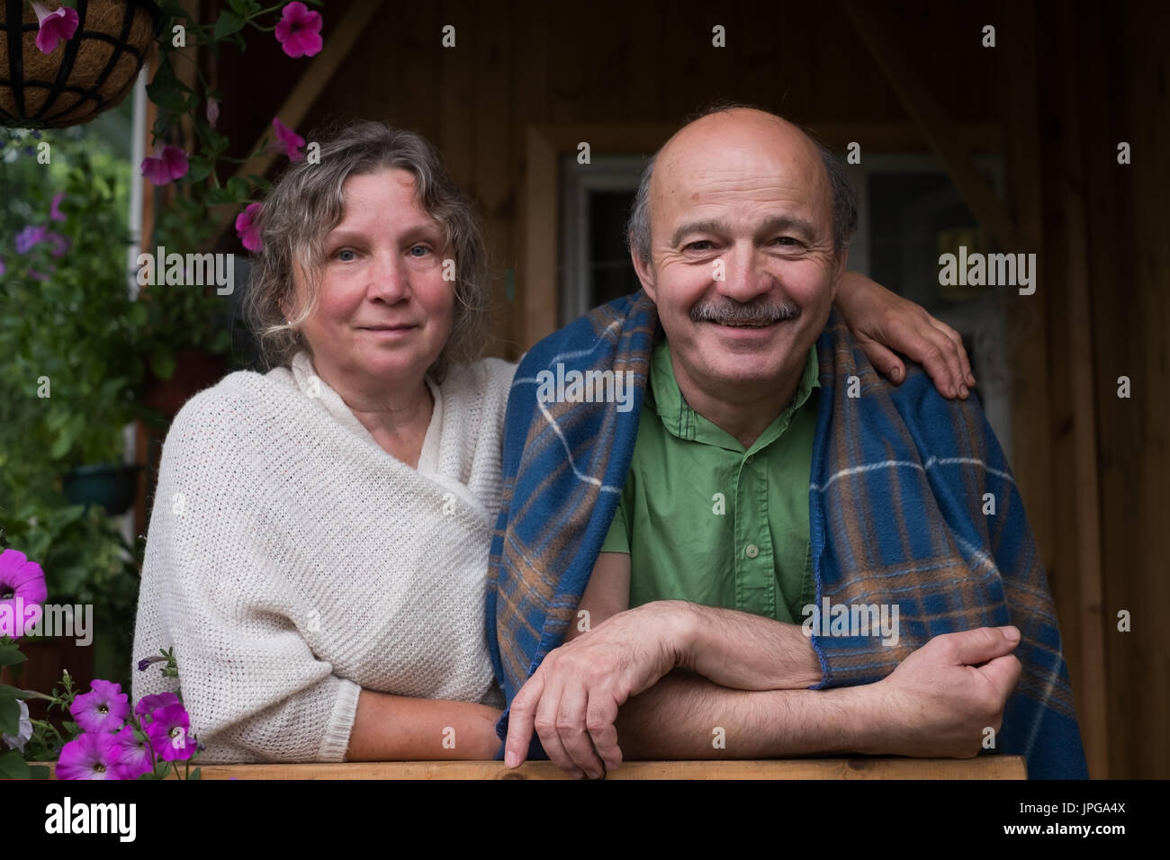 Fröhliche älteres Paar genießen das Leben im Landhaus Stockfoto