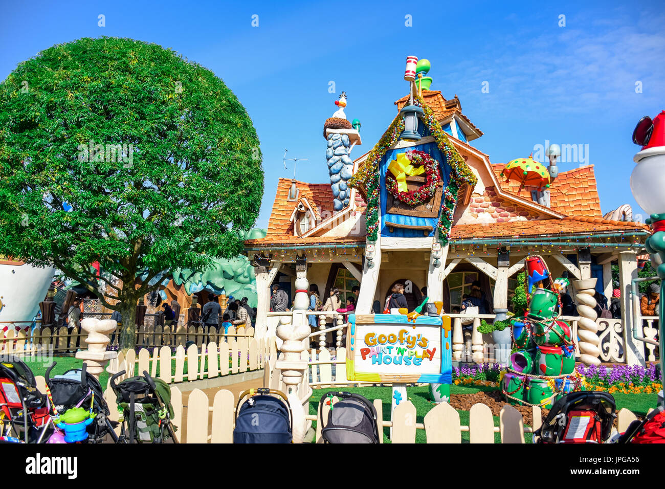 CHIBA, JAPAN: Touristen besuchen Goofy's Paint & Play House bei Toontown von Tokyo Disneyland Stockfoto