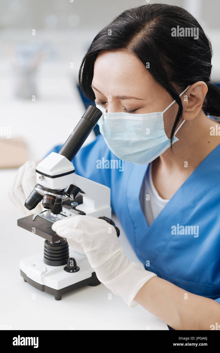 Intelligente professionelle Biologe biologische Analyse Stockfoto