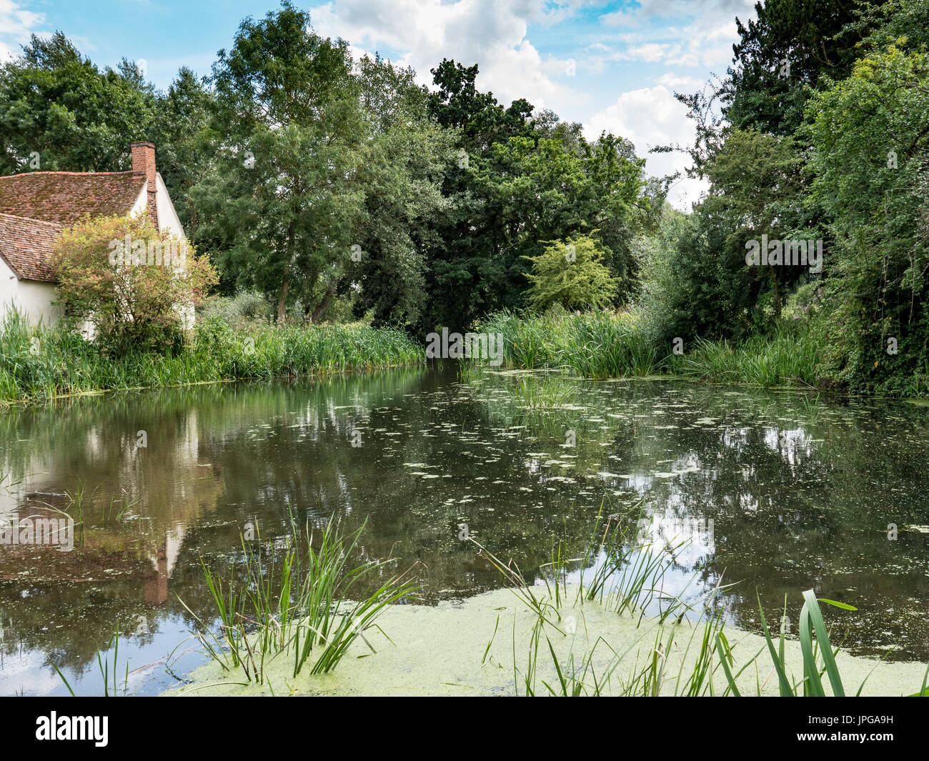 Willy Lott's Cottage an Flatford Mill, wie in der Malerei das Heu Wain durch den Künstler John Constable gesehen. Suffolk, England, Vereinigtes Königreich. Stockfoto