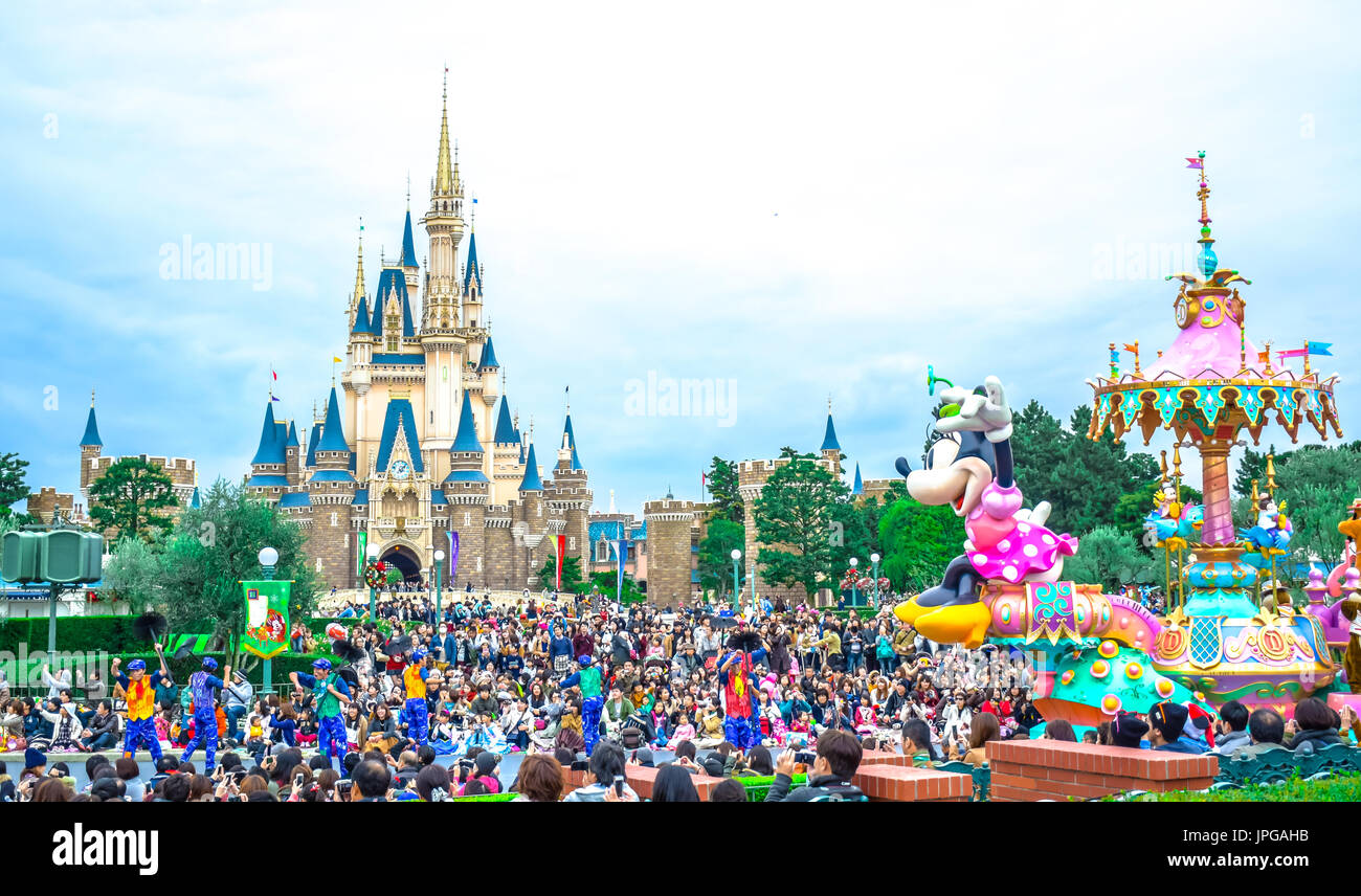 CHIBA, JAPAN: Touristen tagsüber Parade vor Cinderella Schloss genießen Sie an der Tokyo Disneyland Stockfoto