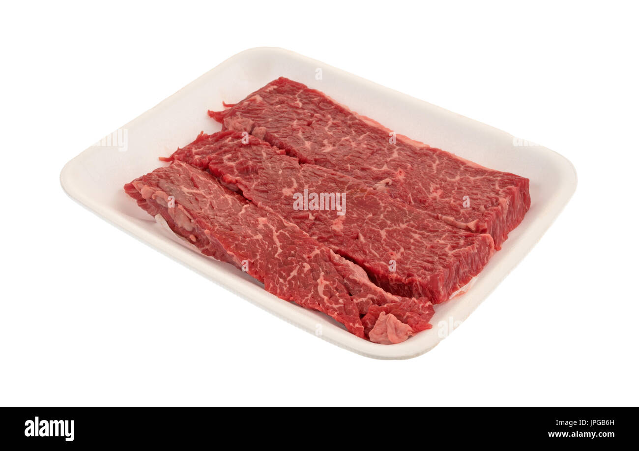 Rohes Rindfleisch Lende Filet Grillen Tipps auf einem Schaum-Metzger-Tablett  isoliert auf einem weißen Hintergrund Stockfotografie - Alamy