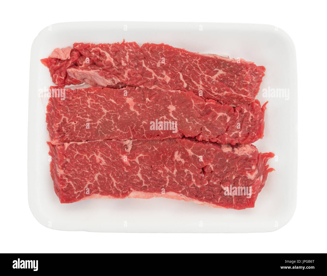 Draufsicht auf rohes Rindfleisch Lende Filet Grillen Tipps auf einem Schaum-Metzger-Tablett isoliert auf einem weißen Hintergrund. Stockfoto