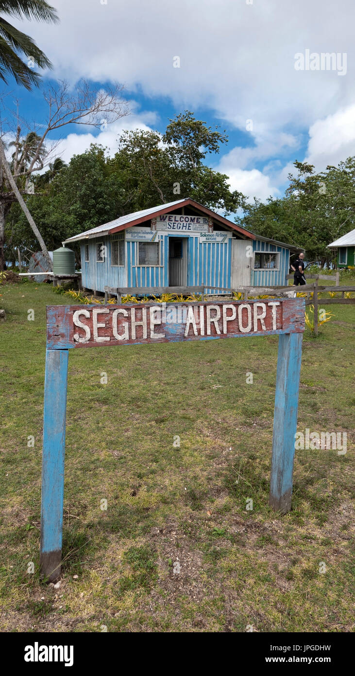 Terminal Gebäude der entfernten Flughafen Seghe, Ausgangspunkt zur Marovo Lagune, World Heritage Site, Februar 2016 Stockfoto