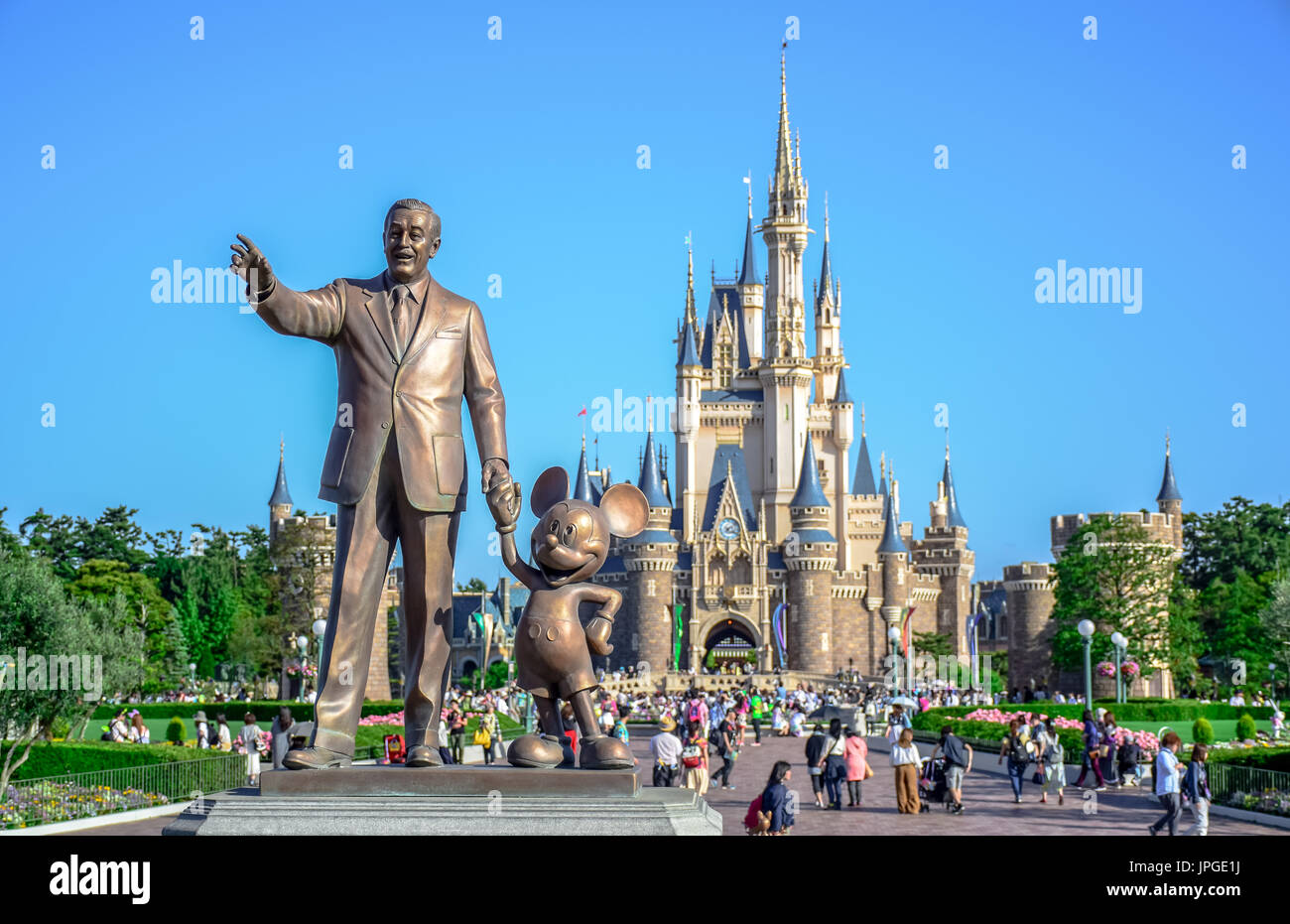 Walt Disney Statue an Mickey Mouse Hand mit Blick auf Cinderella Castle im Hintergrund, Tokyo Disneyland Stockfoto