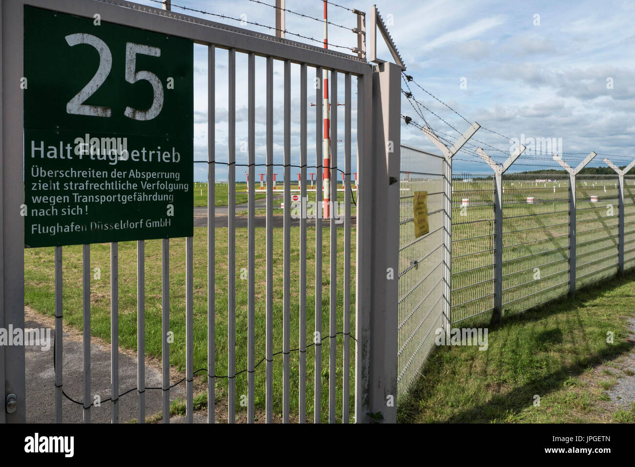 Tor an der hinteren Seite der Internationalen Flughafen Düsseldorf Stockfoto