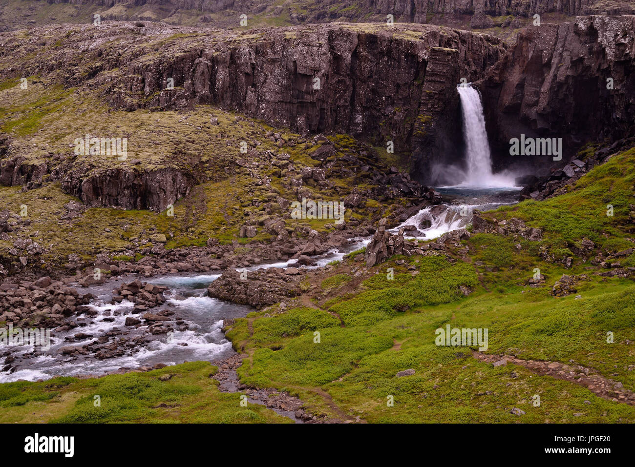 Einer der vielen Wasserfälle in Ost-Island. Schmelzwasser aus dem gefrorenen Zentrum der Insel mit tanken die Wasserfällen im Sommer. Stockfoto