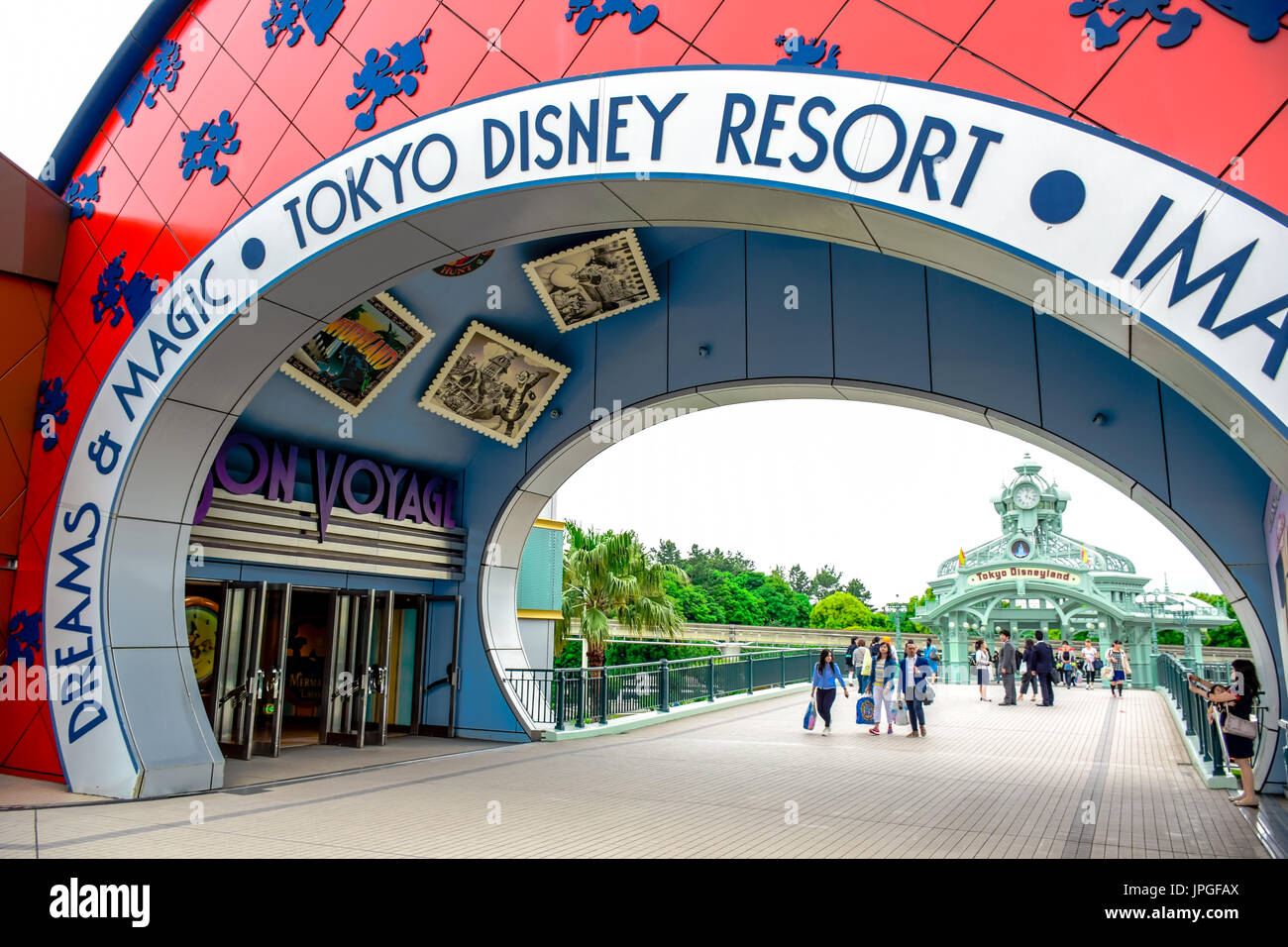 Passage führt hin zu Tokyo Disneyland Resort in Urayasu, Chiba, Japan Stockfoto