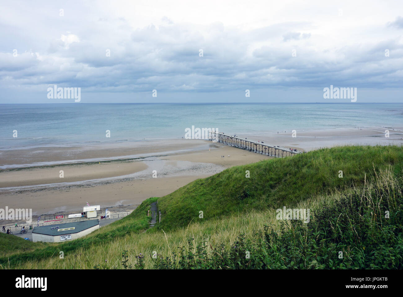 Saltburn Pier von der Spitze der Klippe hinunter auf das Meer und den Strand Stockfoto