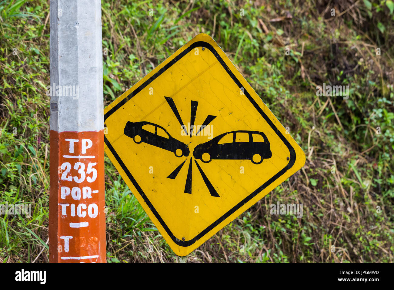 Straßenschild Warnung Fahrer Auto Kollision. Kolumbien, Südamerika. Stockfoto