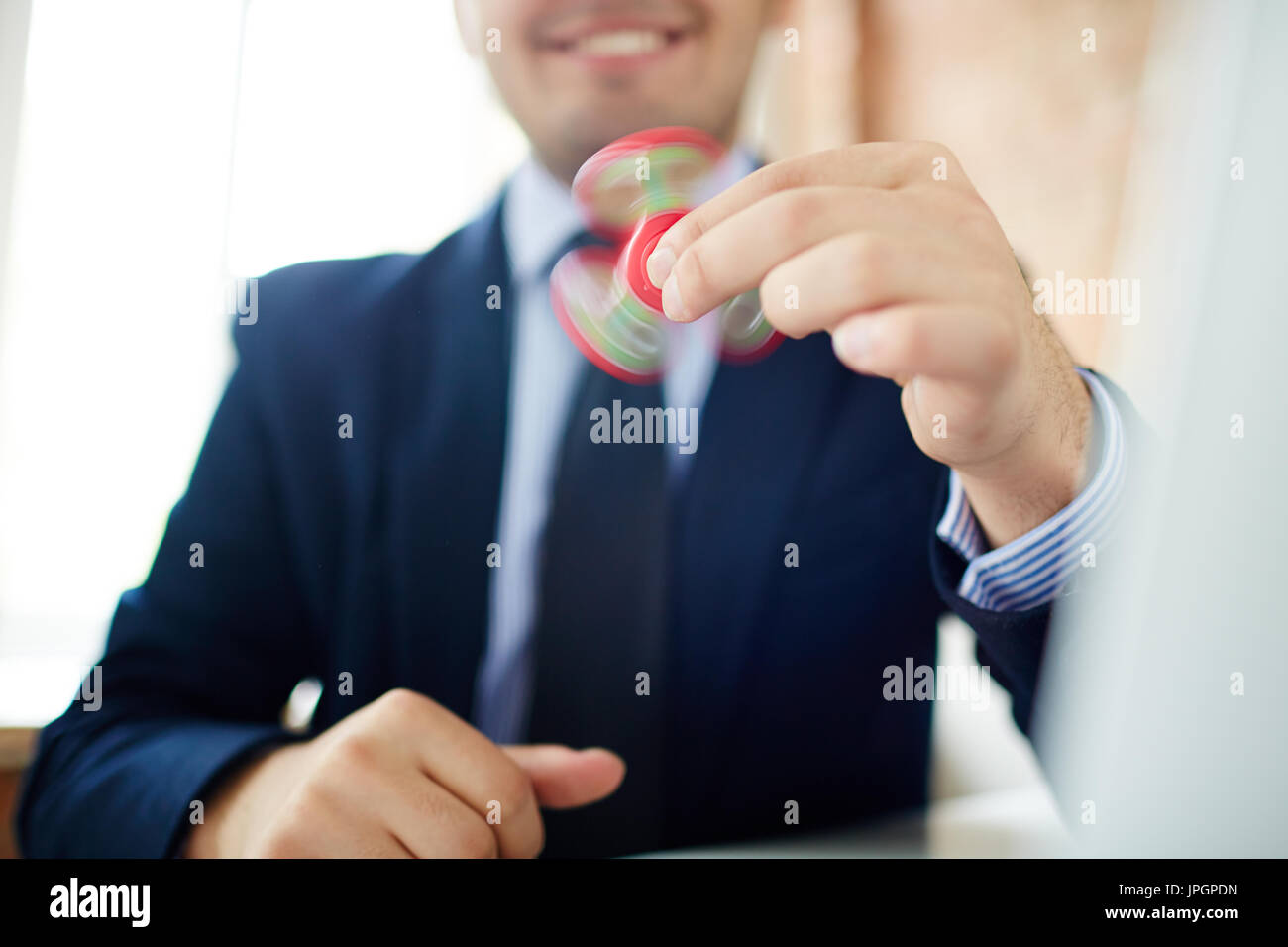 Betonte Geschäftsmann halten rollenden Spinner in der hand Stockfoto