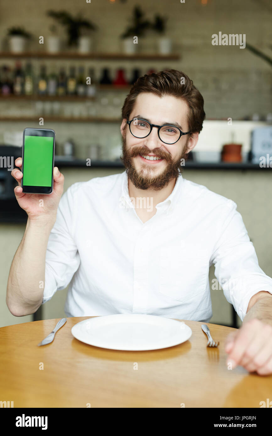 Glücklich Café Besucher zeigen Online-Menü im smartphone Stockfoto