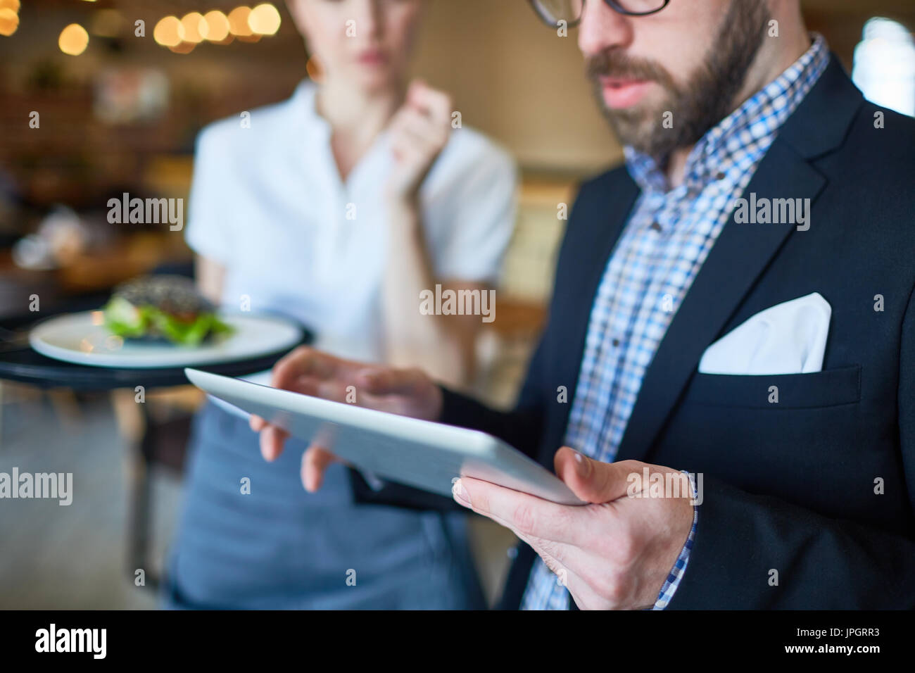 Besucher des Café Blick durch Online-Menü im tablet Stockfoto
