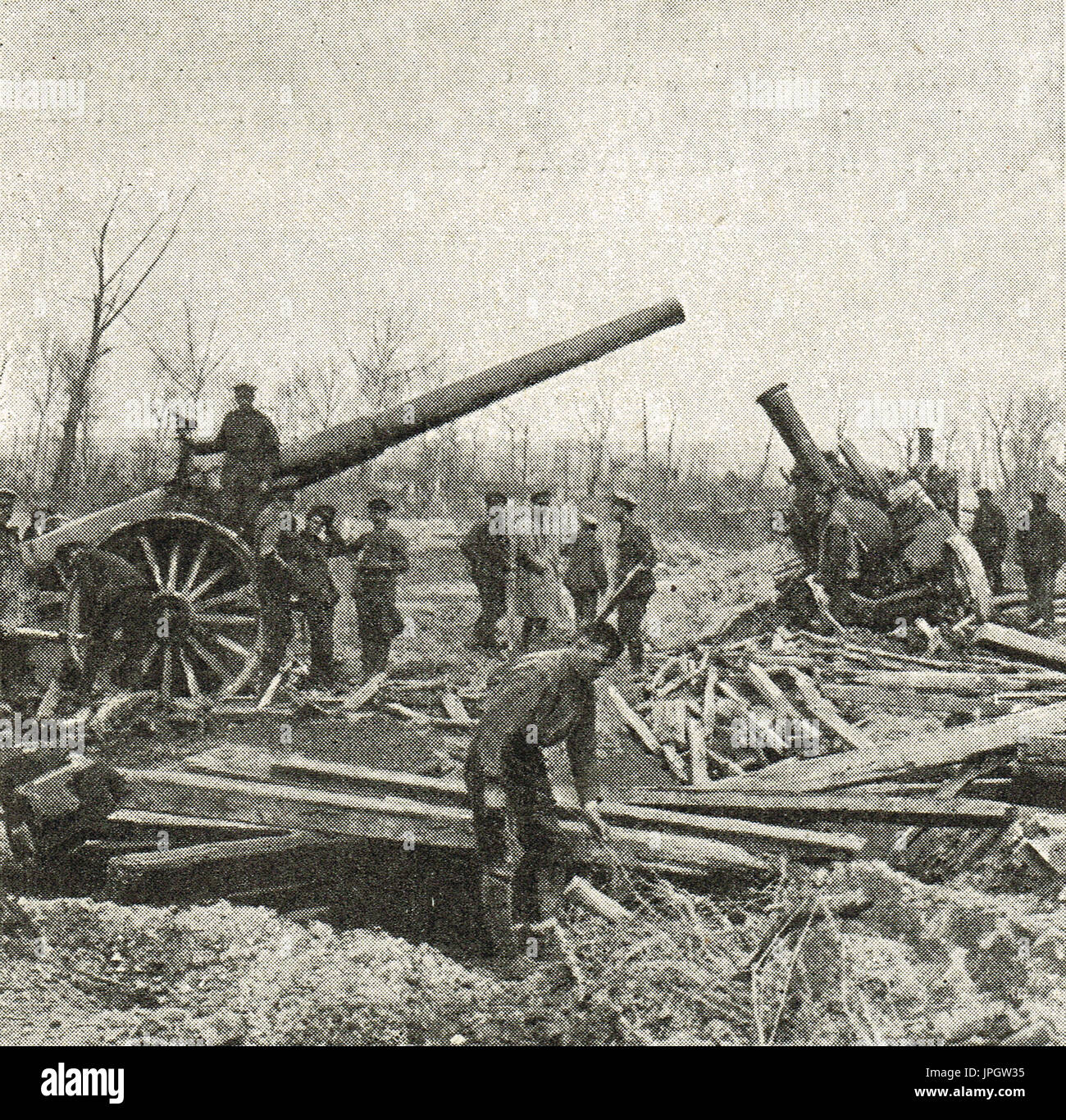 Britische Traktor stecken in unebenem Gelände nach der Lieferung einer schwere Waffe Stockfoto