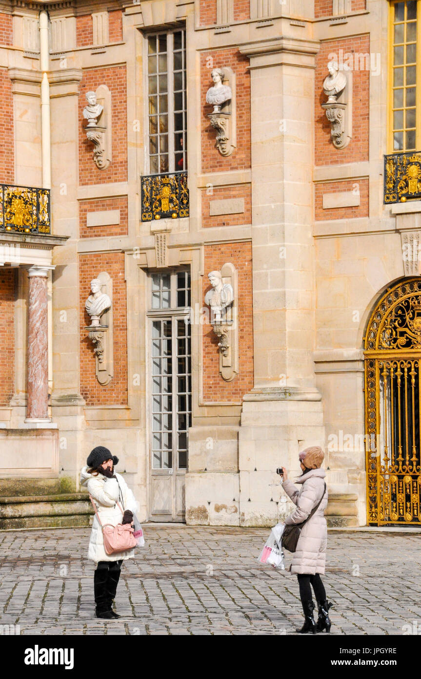 Asiatische Touristen Fotografieren im Schloss von Versailles, Paris, Frankreich. Stockfoto