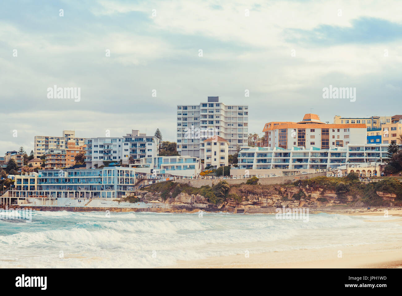 Bondi Beach-Skyline-Blick mit Menschen, die Spaß über der Küste angesehen Stockfoto